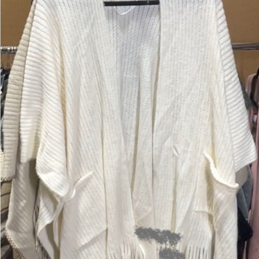 Poncho With pockets - Picture 2 of 2